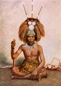 Em Manaia, o filho de um chefe de Samoa (Matai) usando um vestido de cabeça tuiga, 1890-1910